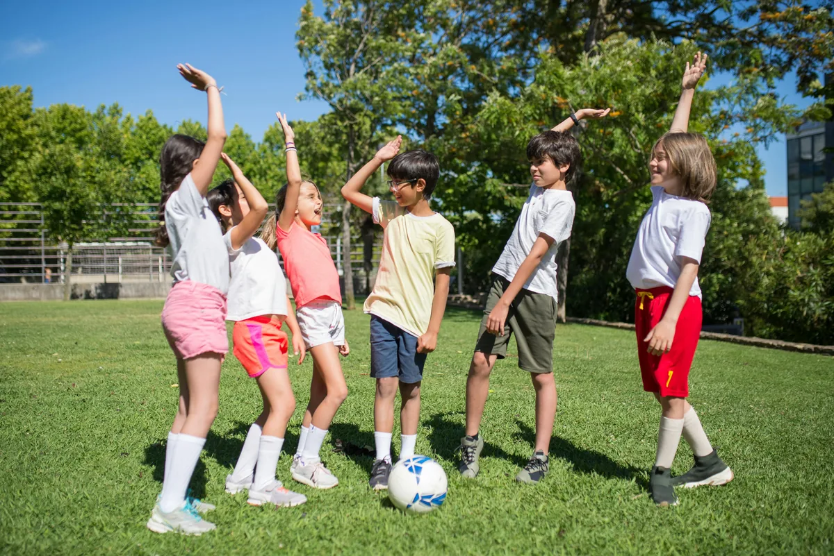 Actividades grupales para niños: beneficios del juego en equipo