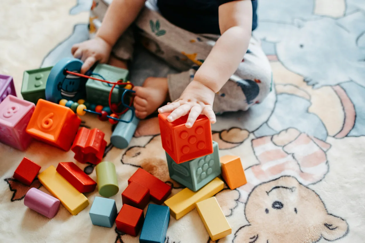 Bebé jugando con bloques sensoriales — señales de autismo en bebés