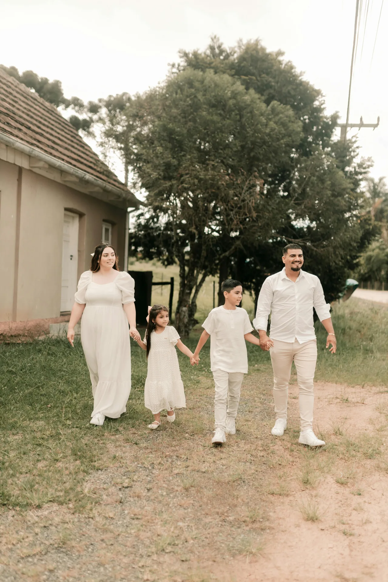 Familia caminando al aire libre — crianza respetuosa y apego