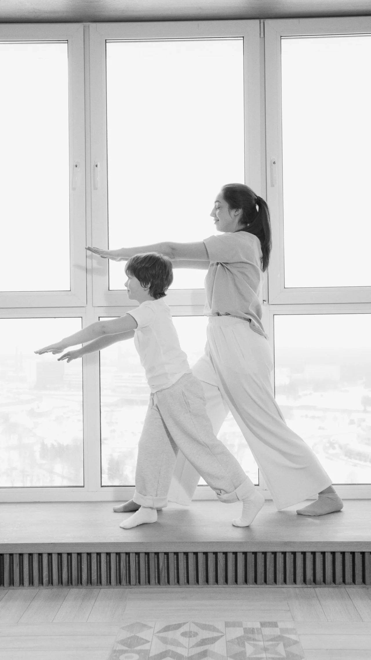 Madre e hijo haciendo yoga — crianza consciente y mindfulness