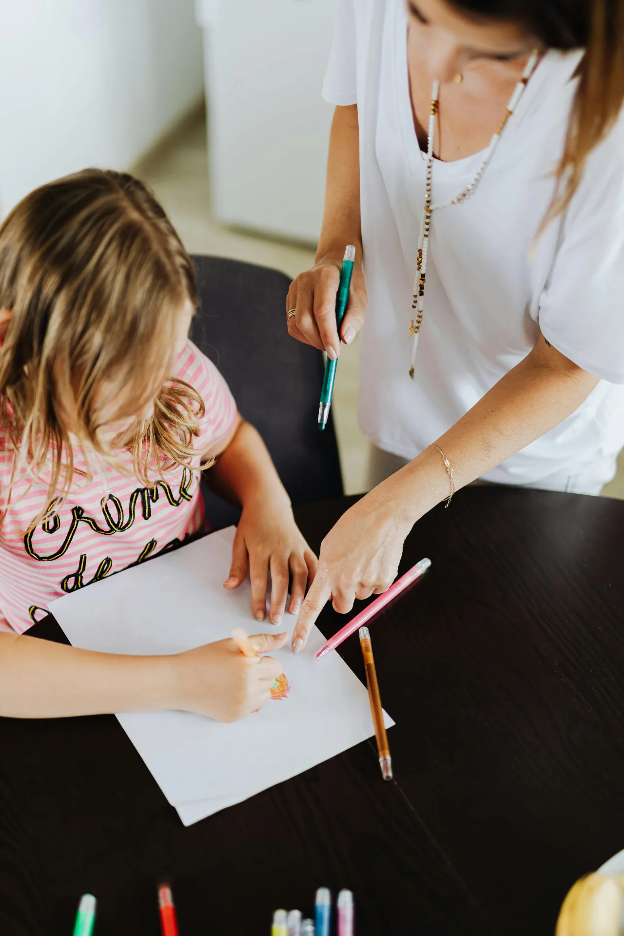 Niña dibujando — concentración y alimentación que ayuda al aprendizaje