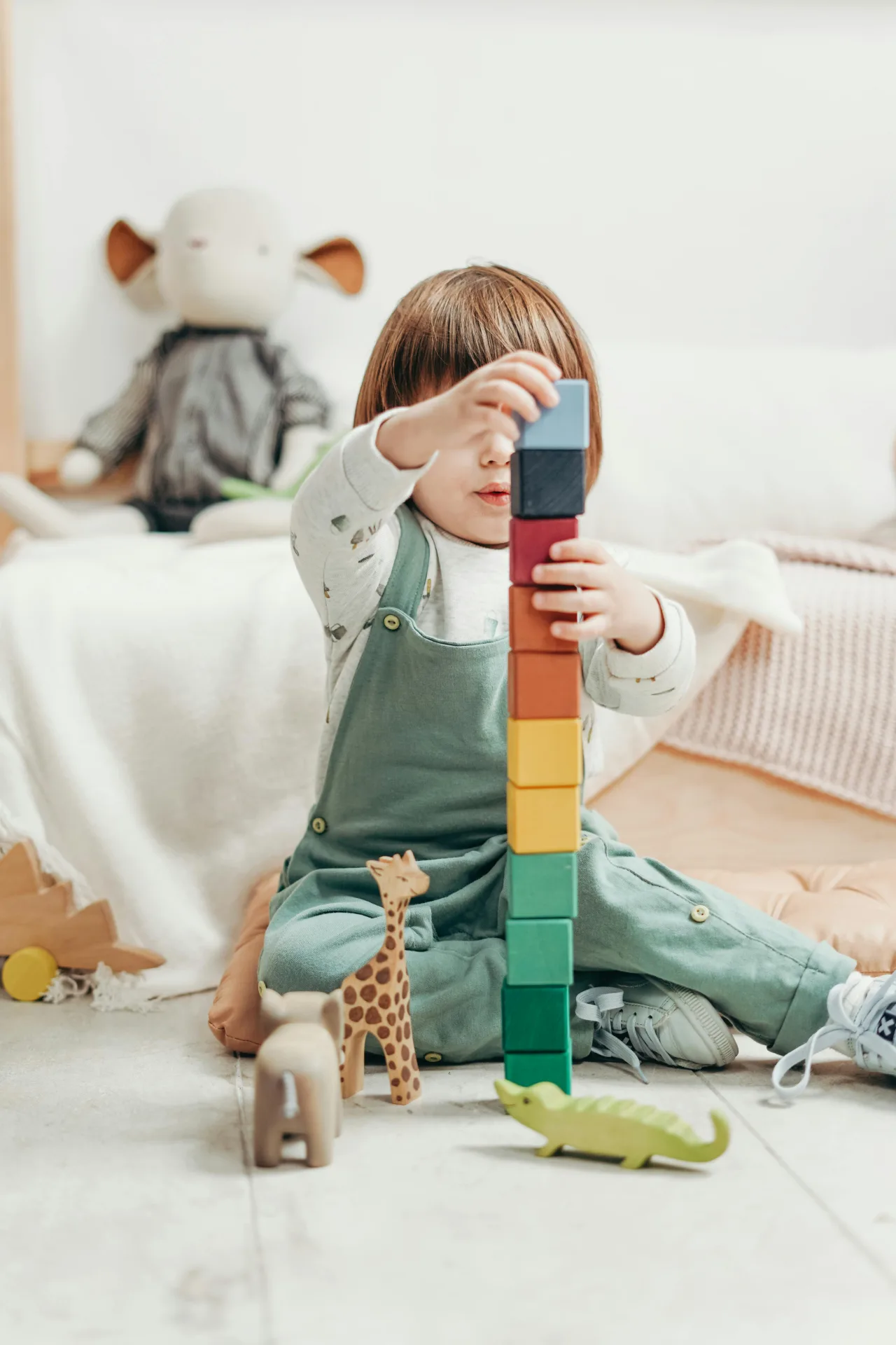 Niño concentrado construyendo torre — TDAH y concentración