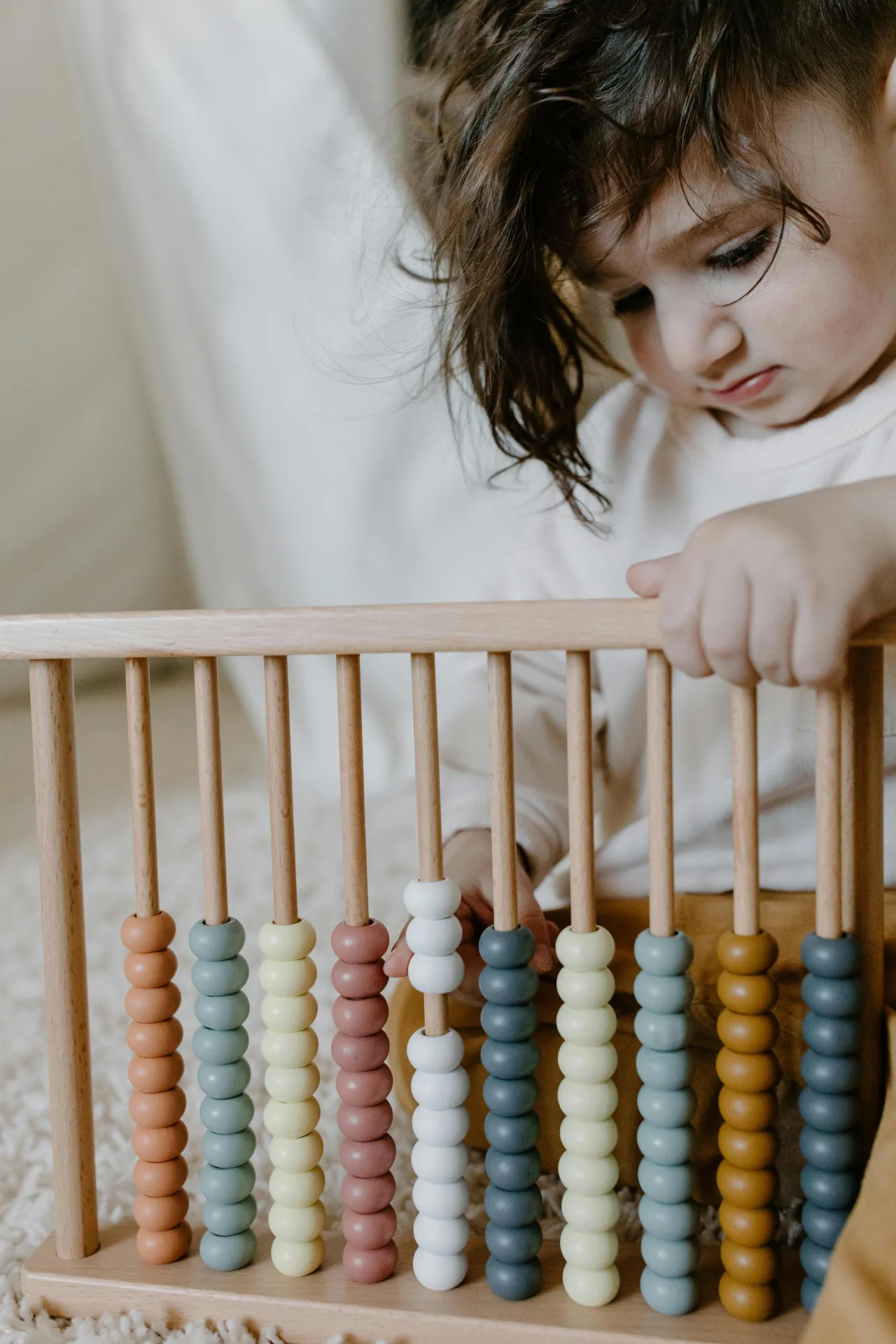 Niño aprendiendo con ábaco — TDAH y aprendizaje en niños